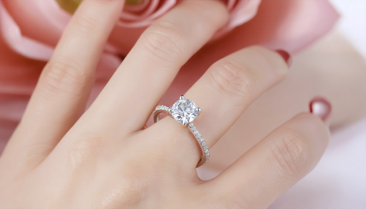 découvrez nos conseils pour choisir le diamant parfait et sublimer votre bague de fiançailles avec élégance et éclat.