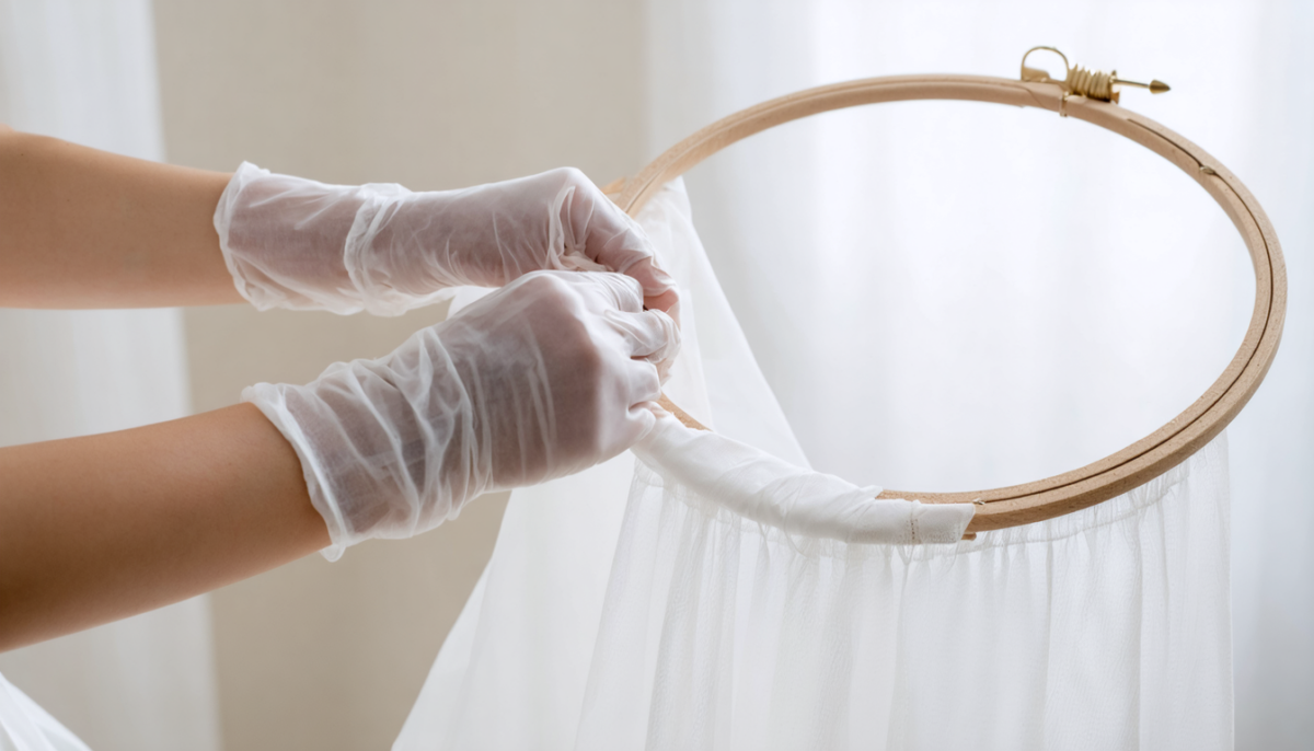 découvrez notre guide complet pour plier délicatement un cerceau de robe de mariée sans l'endommager, afin de préserver sa forme et sa beauté pour le grand jour.